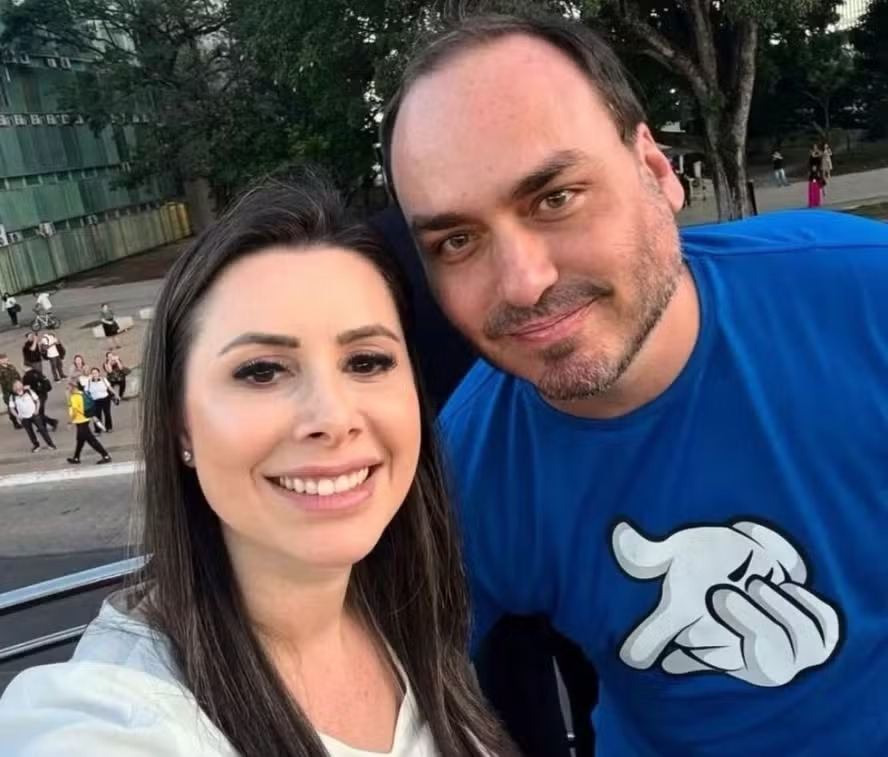 Carlos Bolsonaro junto com Caroline De Toni
